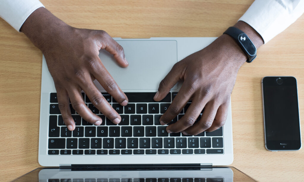 escribiendo laptop
